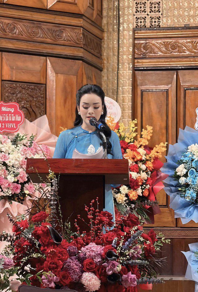 Bởi con đường để đạt tới chức danh Phó Giáo sư là một hành trình dài, đòi hỏi trí tuệ, lao động bền bỉ, sự cống hiến không mệt mỏi và một nhân cách nghề nghiệp mẫu mực. Với NSƯT Tân Nhàn, hành trình ấy còn đặc biệt hơn khi được song hành giữa nghệ thuật biểu diễn và đào tạo thanh nhạc.