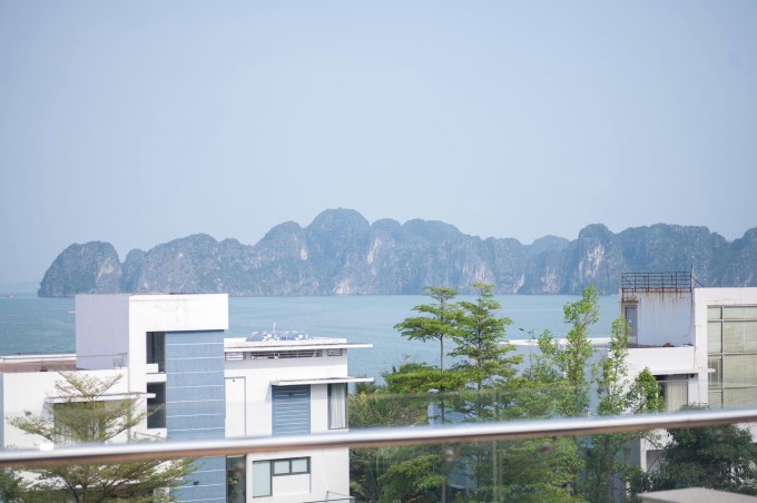Sân thượng villa có tầm nhìn ra Vịnh Hạ Long, là địa điểm yêu thích của Tân Nhàn khi ngồi thưởng trà, tận hưởng không khí trong lành mỗi buổi tối thảnh thơi.