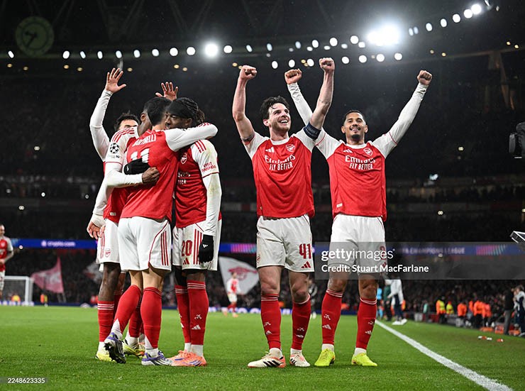 Arsenal mơ lần đầu tiên chạm tay đến chiếc cúp bạc danh giá Champions League