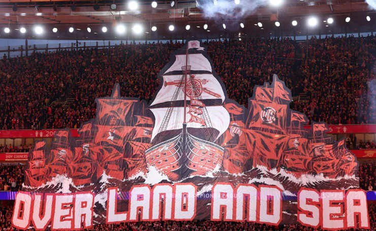 Sau những lần bị chỉ trích vì công tác cổ động trước đây, Arsenal đã trình làng tấm biểu ngữ khổng lồ ấn tượng