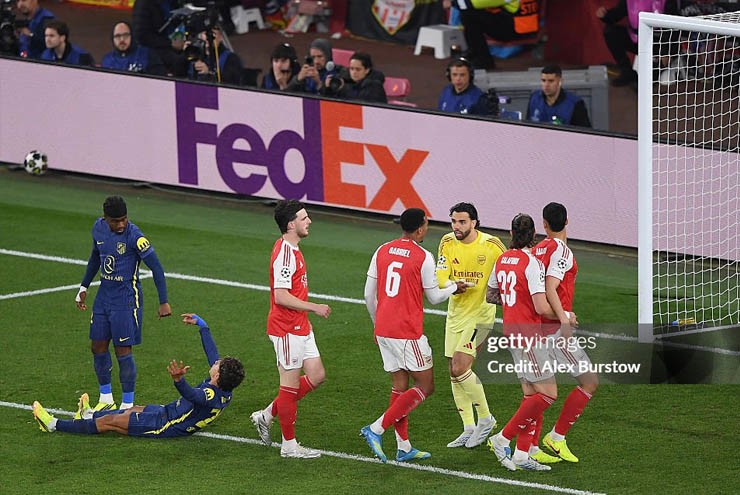 Hàng thủ "vững như bàn thạch" của Arsenal