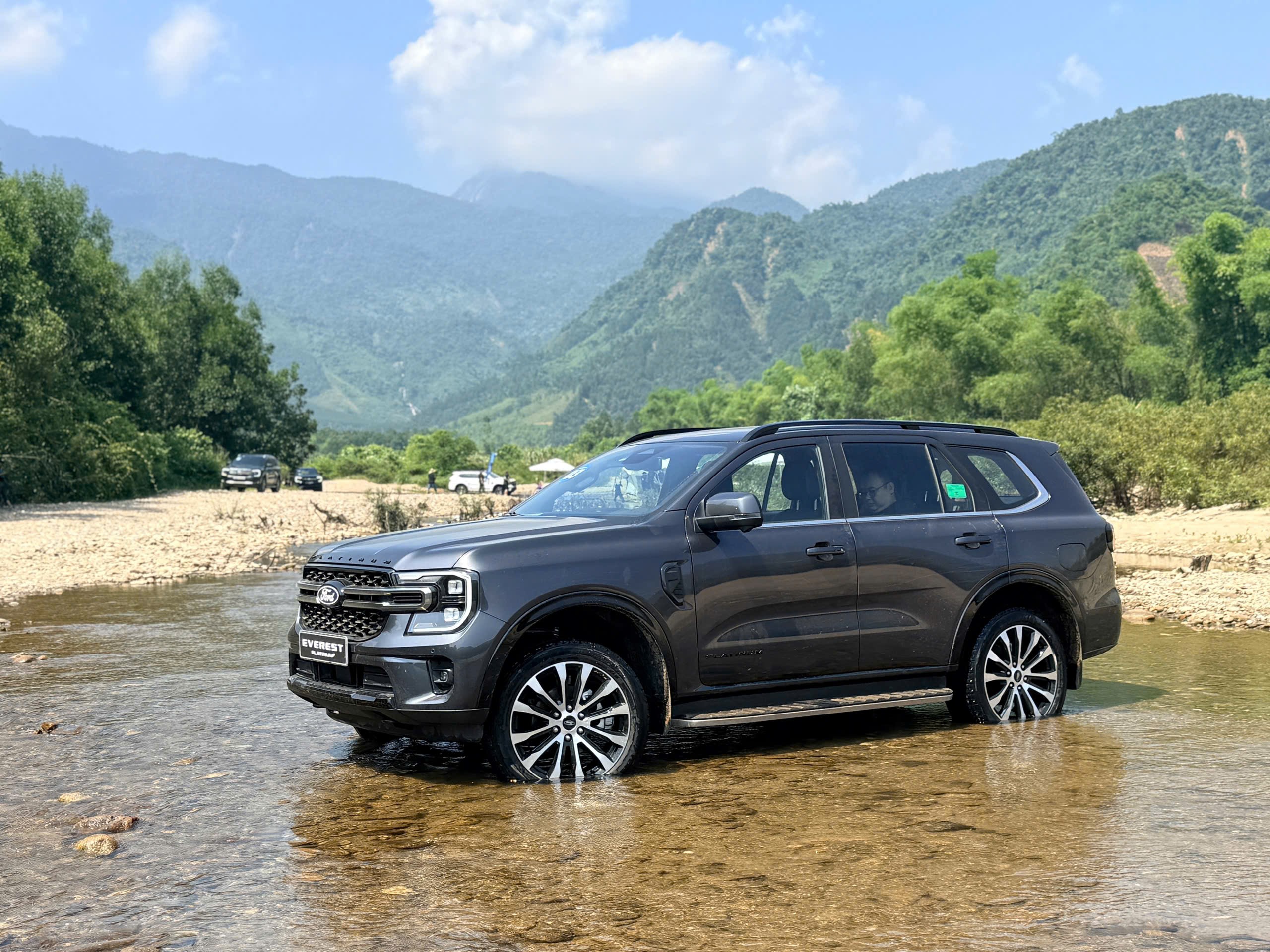 Ford&nbsp;Everest động cơ&nbsp;xăng không có khác biệt về mặt thiết kế hay công nghệ.