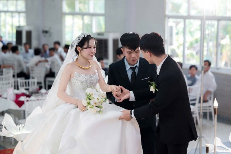 Cô dâu được anh trai dắt tay vào lễ đường, trao cho chú rể 