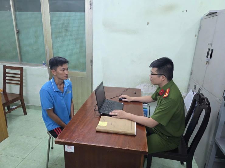  Cán bộ công an làm việc với đối tượng Bùi Trung Quốc
