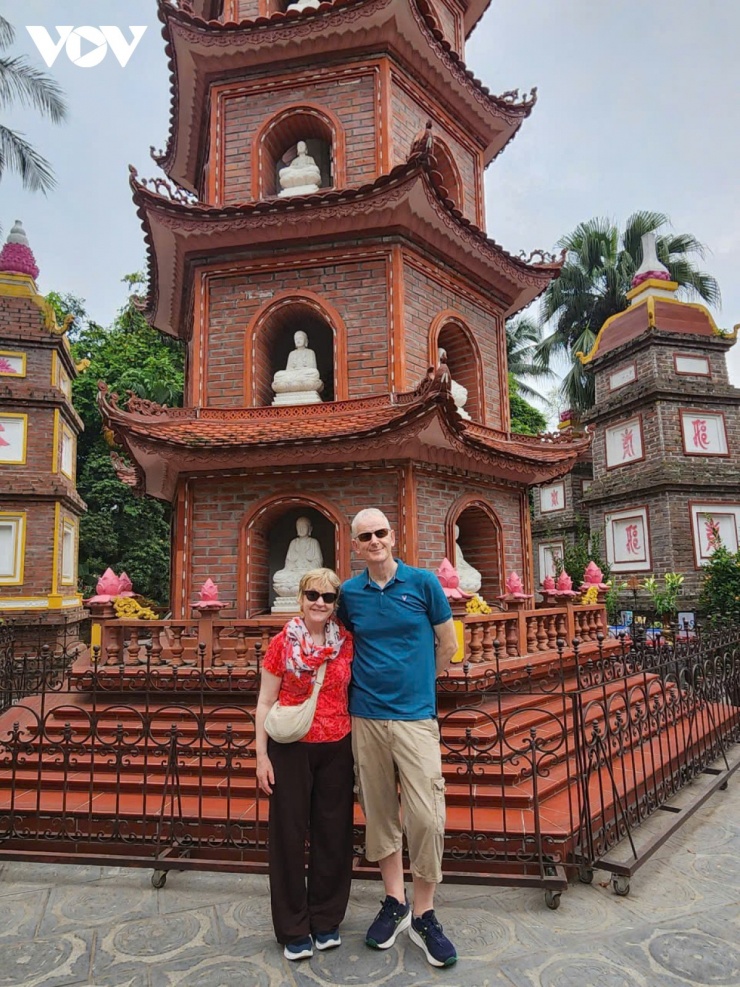 Du khách tham quan chùa Trấn Quốc
