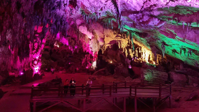 Chính giữa động là bề mặt rộng rãi, từ đây có thể nhìn được toàn cảnh của động.