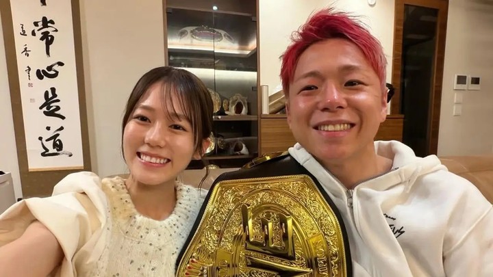 Takeru chụp ảnh cùng vợ và đai vô địch Kickboxing hạng Flyweight tạm thời của ONE