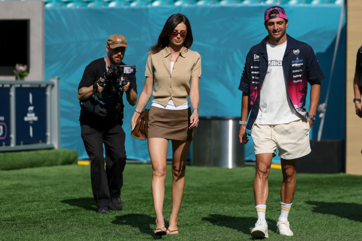 Tay đua Carlos Sainz của đội Williams đang hẹn hò với người mẫu Scotland Rebecca Donaldson