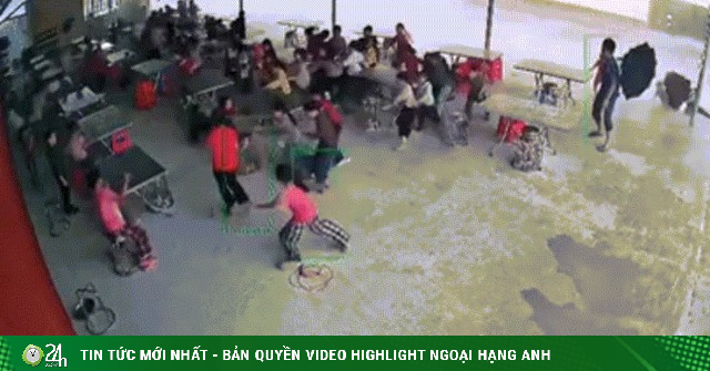 Cơn dông bất ngờ quét qua trường học, bàn bị thổi bay, va vào học sinh