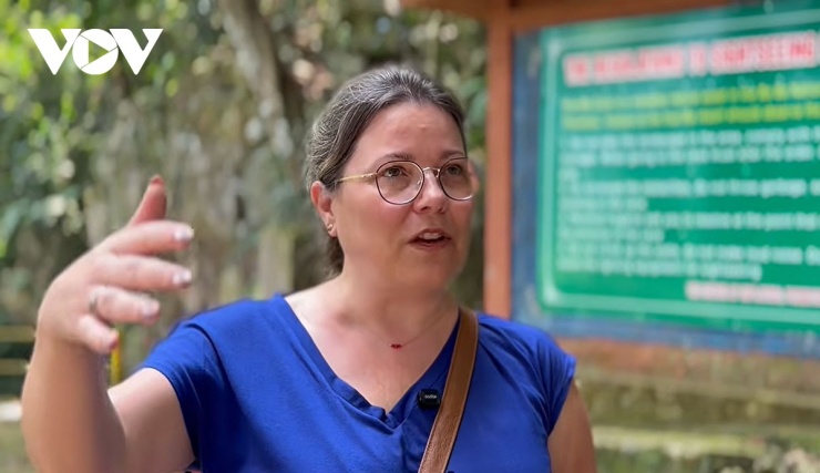 “Bước vào lòng động, cảm giác đầu tiên không phải là sự choáng ngợp, mà là một sự chuyển mình rõ rệt của không gian và cảm xúc. Ánh sáng bên ngoài lặng lẽ lùi lại phía sau, nhường chỗ cho một thế giới khác, nơi bóng tối, ánh đèn và đá hòa quyện, tạo nên một thứ ngôn ngữ riêng của thiên nhiên”, nữ du khách Doris Epting đến từ Pháp chia sẻ.