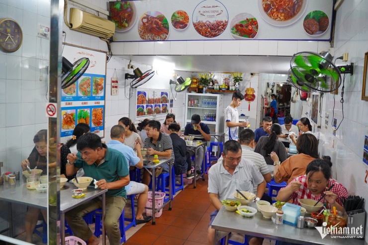 Quán mở cửa từ 6h đến 22h30. Giờ đông khách nhất của quán là thời điểm ăn trưa (11h30 - 13h) và ăn tối (19h - 20h30)