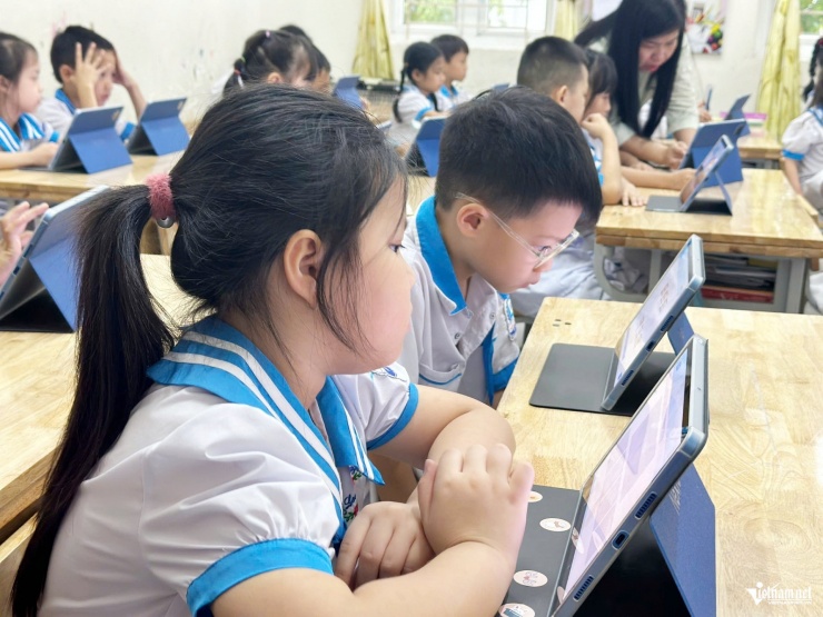 Trẻ em lớp 1A tiếp cận mô hình "lớp học thông minh" với các thiết bị iPad.