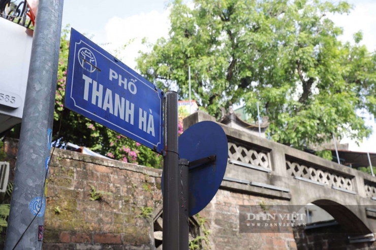 Chợ Thanh Hà tiếp giáp với Ô Quan Chưởng (hay Ô Đông Hà) là cổng thành duy nhất còn lại trong hệ thống các cửa ô xưa của Kinh thành Thăng Long xưa.