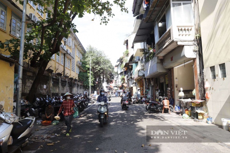 Tuy nhiên, bức tranh nhộn nhịp ấy dường như đã lùi vào dĩ vãng. Thực hiện chiến dịch giành lại vỉa hè cho người đi bộ, chấn chỉnh trật tự đô thị tại khu vực trung tâm, lực lượng chức năng đã tiến hành dẹp bỏ triệt để tình trạng lấn chiếm lòng đường, vỉa hè để kinh doanh tại chợ Thanh Hà.