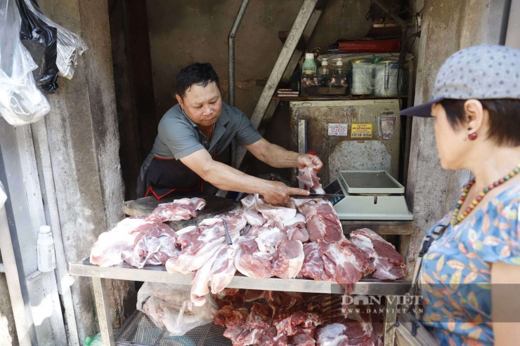 Không khí giao thương chùng xuống rõ rệt, sức mua lao dốc khiến các tiểu thương rơi vào cảnh đìu hiu, đỏ mắt ngóng khách mỗi ngày. Anh Tâm (Chủ sạp hàng bán thịt lợn) tại chợ Thanh Hà chia sẻ, lượng khách đến chợ hiện tại đã "bốc hơi" tới hơn 60%, chỉ duy trì ở mức 1/3 so với trước kia.