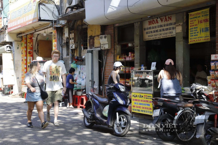 Thực trạng "thoi thóp" của chợ Thanh Hà hiện nay đang đặt ra một bài toán nan giải trong công tác quản lý đô thị. Việc chấn chỉnh trật tự, trả lại vỉa hè cho người đi bộ là chủ trương đúng đắn và cần thiết để xây dựng Thủ đô văn minh. Tuy nhiên, làm thế nào để cân bằng giữa việc siết chặt kỷ cương đô thị với việc bảo tồn những không gian văn hóa sinh hoạt truyền thống, giữ gìn sinh kế cho người dân và duy trì sức hút du lịch vẫn là một câu hỏi còn bỏ ngỏ đối với các cơ quan quản lý nhà nước.