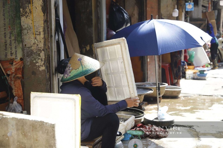 Trời nắng, tiểu thương phải dùng miếng xốp để che người, ô nhỏ để che hàng hóa, tuyệt nhiên không dám bày ô to che chắn tràn làn vỉa hè như trước kia.