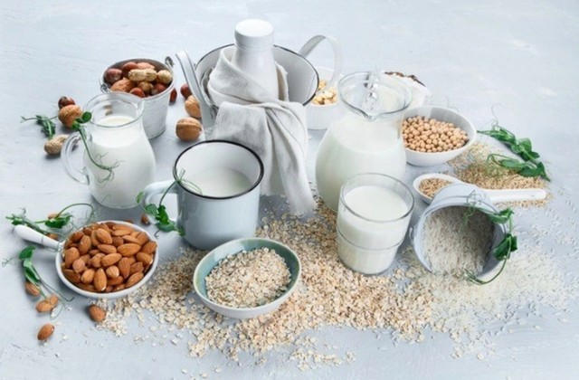 Ưu tiên các thức uống giàu dưỡng chất như sữa tiệt trùng, sữa hạt, sinh tố, nước ép trái cây.