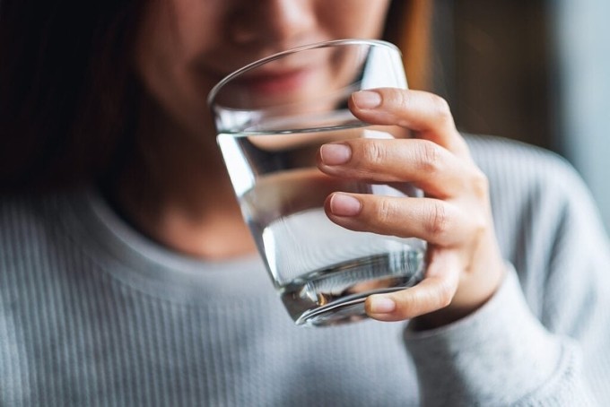Các chuyên gia khuyến cáo nên phân bổ lượng nước đều trong ngày thay vì uống dồn vào buổi tối.
