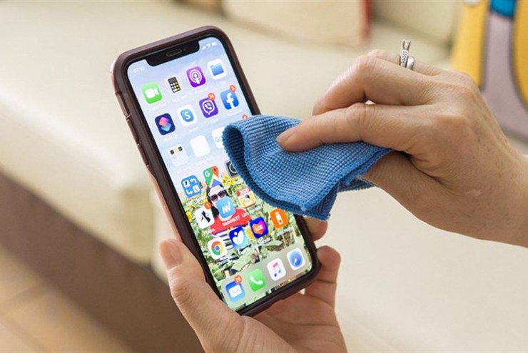 Thường xuyên vệ sinh giúp điện thoại trông như mới.