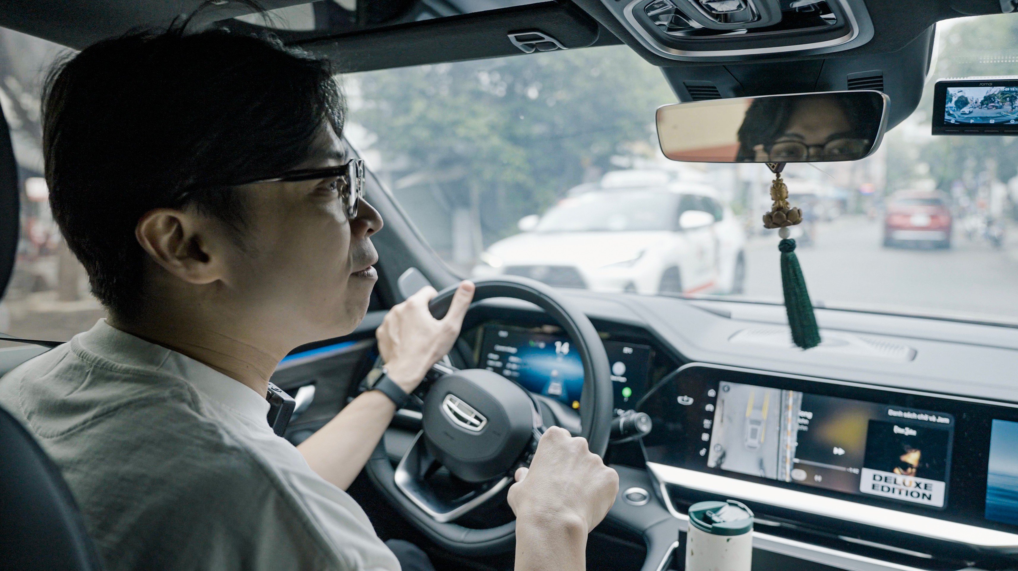 Với một nghệ sĩ, chiếc xe không chỉ là phương tiện mà còn là không gian để tái tạo năng lượng. Trong suốt nửa năm qua, cung đường Sài Gòn – Vũng Tàu đã trở nên quen thuộc hơn với sự đồng hành của Monjaro.