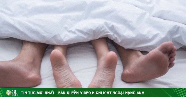 Camera trong nhà vô tình phơi bày vụ ngoại tình gây sốc giữa con dâu và bố chồng