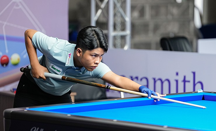 Trong khi đó, nội dung carom 3 băng U22 chứng kiến sự tỏa sáng rực rỡ của các tài năng trẻ Việt Nam khi có đến 5 đại diện góp mặt ở tứ kết. Nguyễn Minh Trí, cơ thủ 17 tuổi từng gây chú ý khi trở thành VĐV trẻ tuổi nhất Billiards Việt Nam giành vé dự TP.HCM World Cup 2026 tiếp tục tỏa sáng khi toàn thắng cả 3 trận tại bảng A, trong đó có chiến thắng ấn tượng 30-25 sau 22 lượt cơ trước nhà đương kim vô địch Kim Do Hyun.