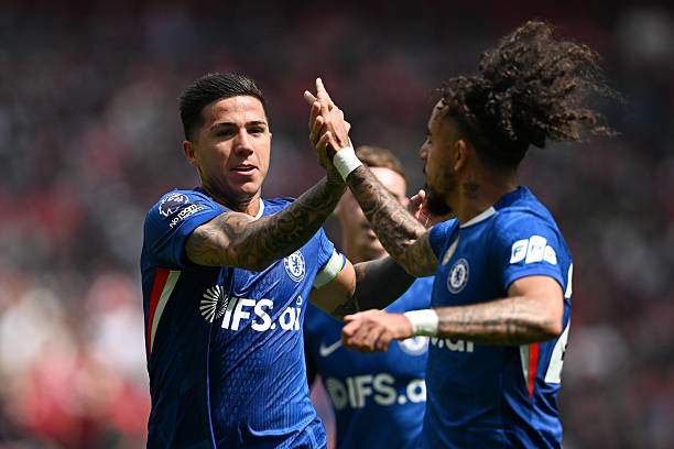 Enzo Fernandez ghi bàn gỡ hòa từ một cú sút phạt