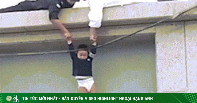 Giải cứu bé trai ba tuổi bám dây cáp ở cửa sổ tầng ba