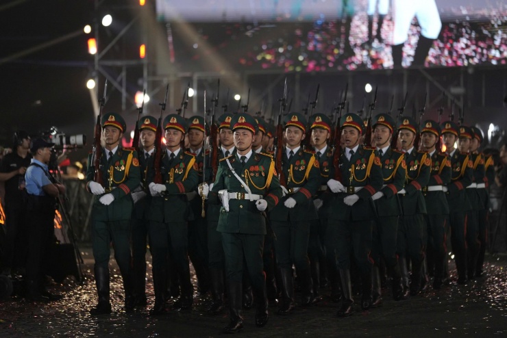 20.000 khán giả xúc động khi Hà Anh Tuấn hát 'Nhà tôi có treo một lá cờ' - 10
