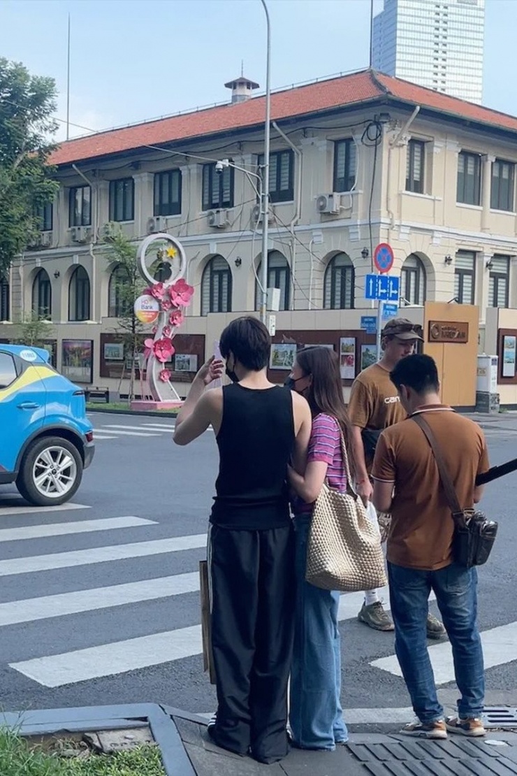 Uyển Ân tay trong tay với Negav.