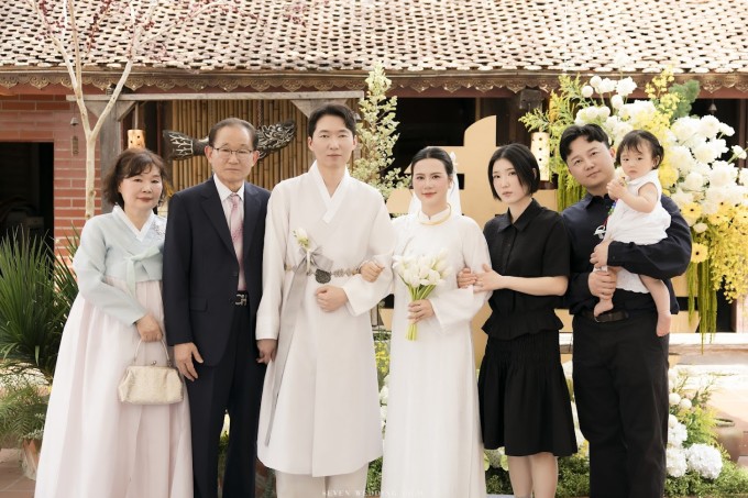 Huyền bên gia đình chồng Hàn Quốc trong buổi lễ Hằng Thuận tại chùa, hôm 2/5. Ảnh nhân vật cung cấp
