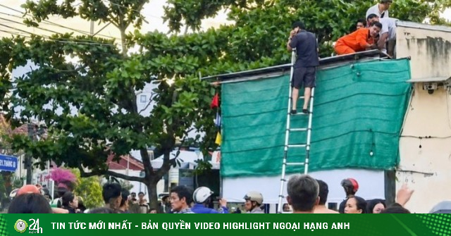 Thi học kỳ lớp 6 xong, trèo lên mái tôn nhặt bóng, nam sinh bị điện giật tử vong