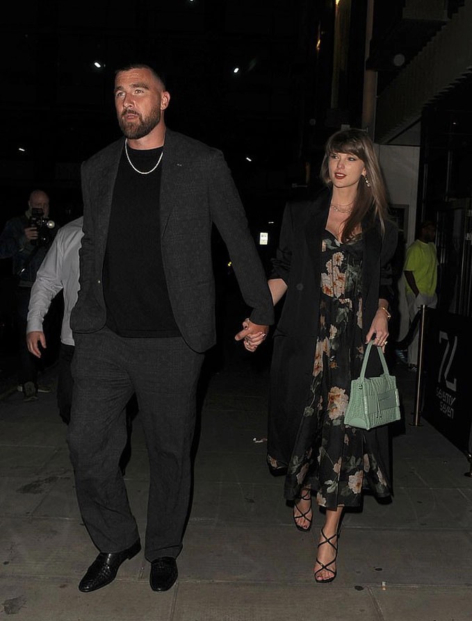 Taylor Swift và Travis Kelce khi đi dự tiệc hôm 7/5. Ảnh: Backgrid