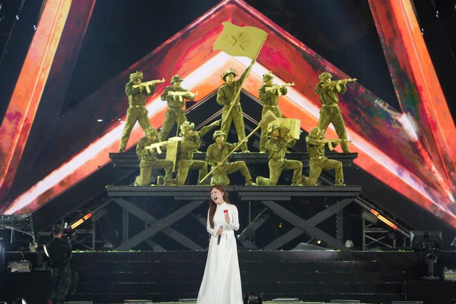 Hòa Minzy hát Nỗi đau giữa hòa bình.
