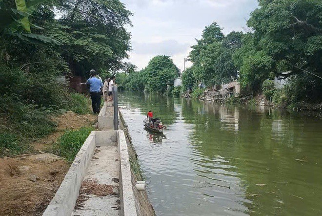 Lực lượng chức năng có mặt xử lý, yêu cầu người đàn ông thu gom số chai bia.