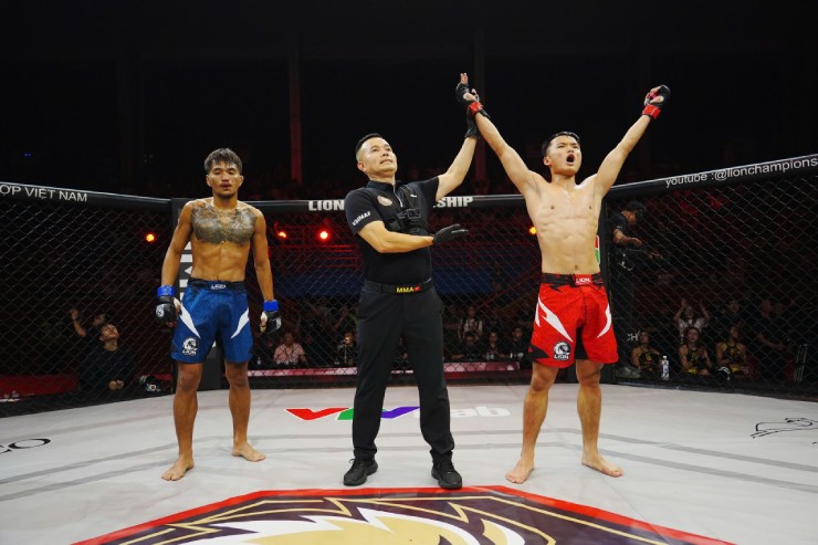 Huy Hoàng (quần đỏ) tiếp tục đánh nhanh thắng nhanh, tỷ lệ thắng knock-out 100% khi đấu MMA 