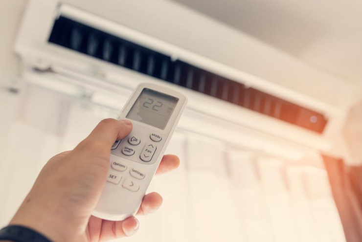 Kết hợp máy lạnh cùng với quạt gió sẽ giúp tiết kiệm điện hơn.
