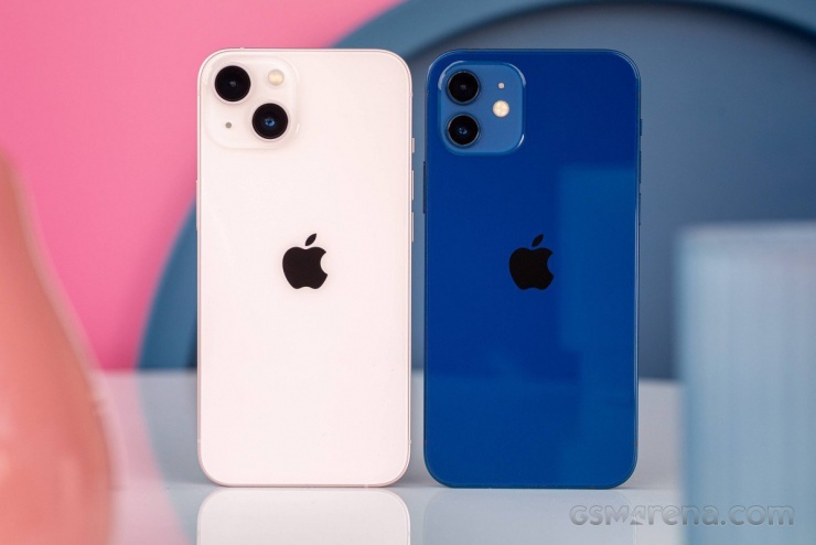 iPhone 13 có thiết kế cách mạng với mô-đun camera chéo ở mặt lưng.