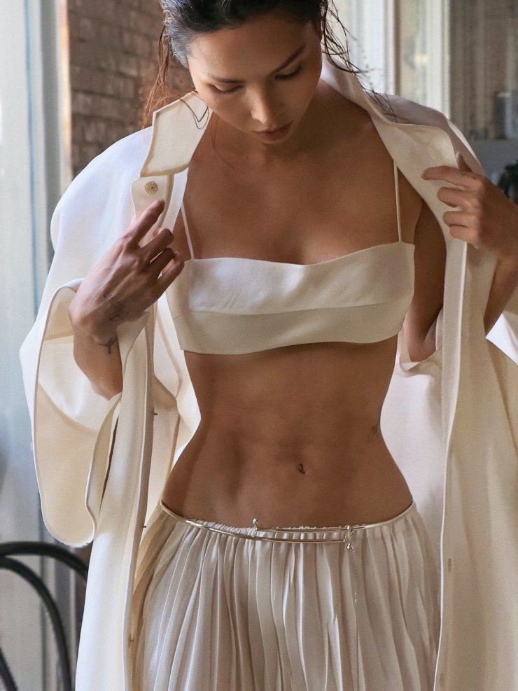  "Thân hình của Triệu phải gọi là đỉnh", "Vóc dáng quá chuẩn", "Body cực phẩm, không mỡ thừa"; "Múi bụng trời ơi";...