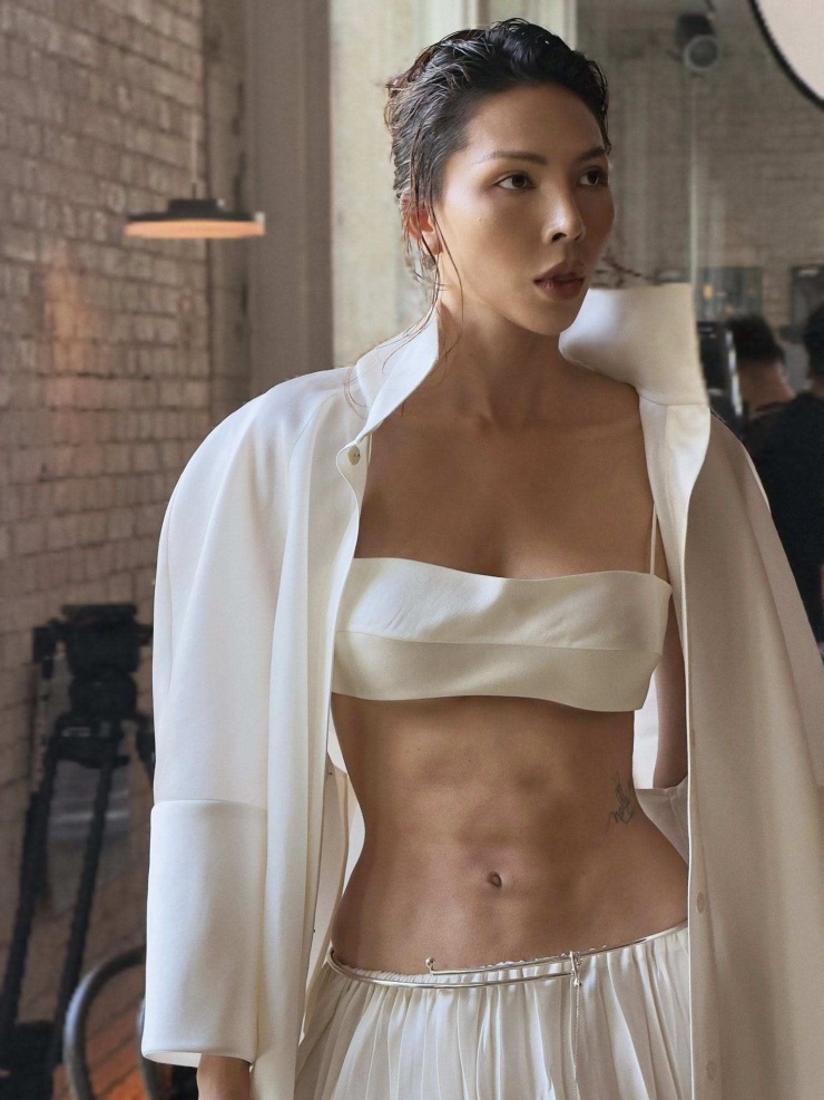 Mới đây, siêu mẫu họ Phạm khiến dân tình trầm trồ khi khoe body săn chắc trong một show thời trang. Trong bức ảnh, Minh Triệu diện trang phục lộ nội y, khoe thân hình săn chắc.