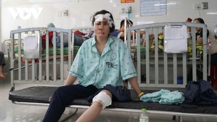 Chị Phạm Thị Ngọc Trâm đau buồn khi người chị đi cùng mình tới Đà Nẵng để làm thuê, đã tử vong trong vụ tai nạn.