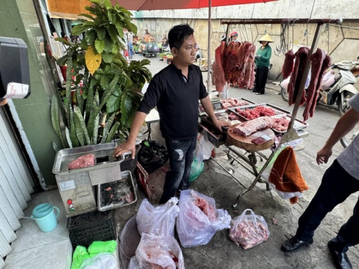  Nguyễn Văn Thái tại cửa hàng bán thịt bò giả.
