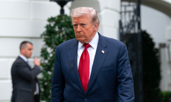 Ông Trump dọa cho nổ tung người đến gần kho uranium Iran