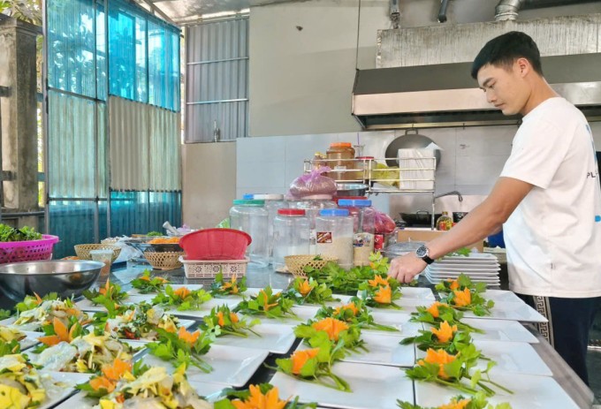 Anh Dũng, chủ cơ sở ăn uống tại biển Quảng Thái (Thanh Hóa) chuẩn bị món ăn cho thực khách, tháng 4/2026. Ảnh: Phạm Nguyên