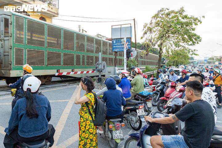 Thót tim cảnh người Hà Nội bất chấp vượt rào chắn, 'đua' tốc độ với tàu hoả - 12