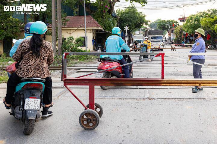 Thót tim cảnh người Hà Nội bất chấp vượt rào chắn, 'đua' tốc độ với tàu hoả - 15