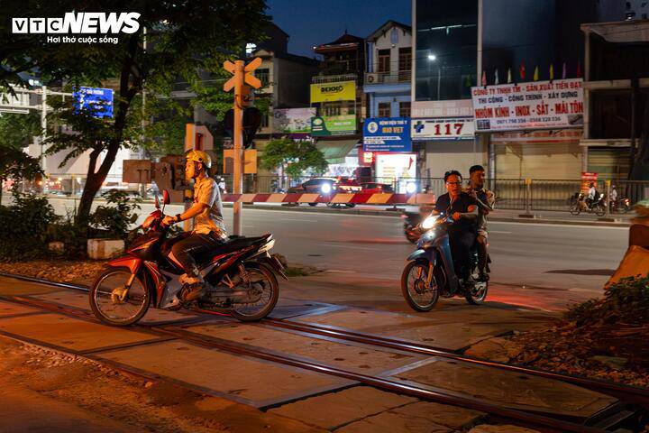 Thót tim cảnh người Hà Nội bất chấp vượt rào chắn, 'đua' tốc độ với tàu hoả - 22