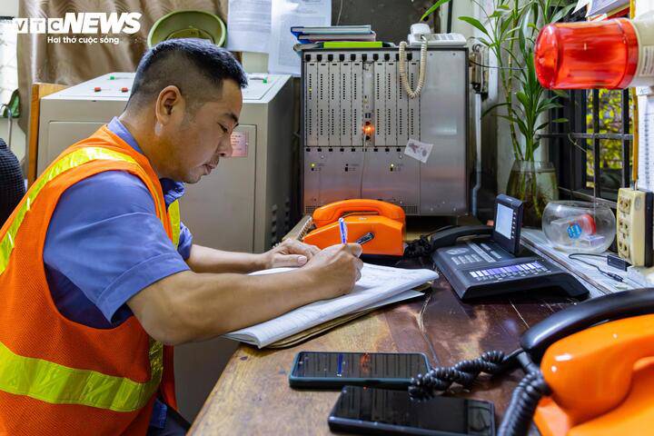 Thót tim cảnh người Hà Nội bất chấp vượt rào chắn, 'đua' tốc độ với tàu hoả - 25