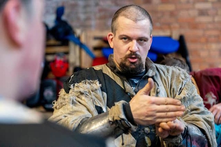 Daniel Winter điều hành câu lạc bộ Armoured Martial Arts Nottingham (Anh)